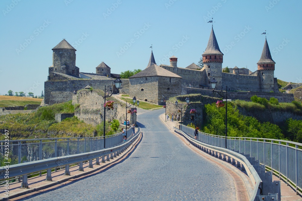 Obraz premium Kamianets-Podilskyi Castleis a former Ruthenian-Lithuanian castle and a later three-part Polish fortress located in the historic city of Kamianets-Podilskyi, Ukraine.