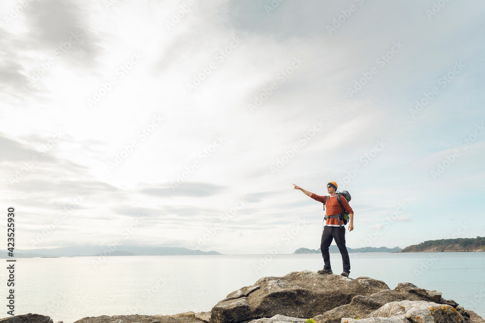 Obraz premium Man pointing to the view