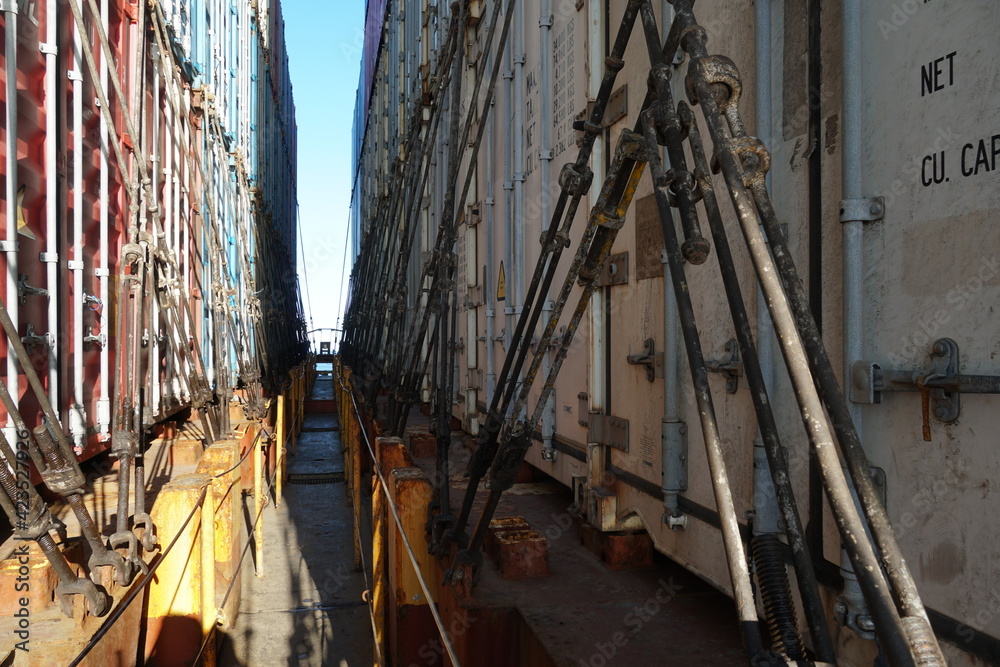 Gap between rows of different colors containers stacked on each other