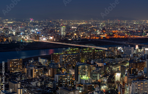 [大阪府]大阪中心部の夜景（梅田スカイビル） © 宏樹 林