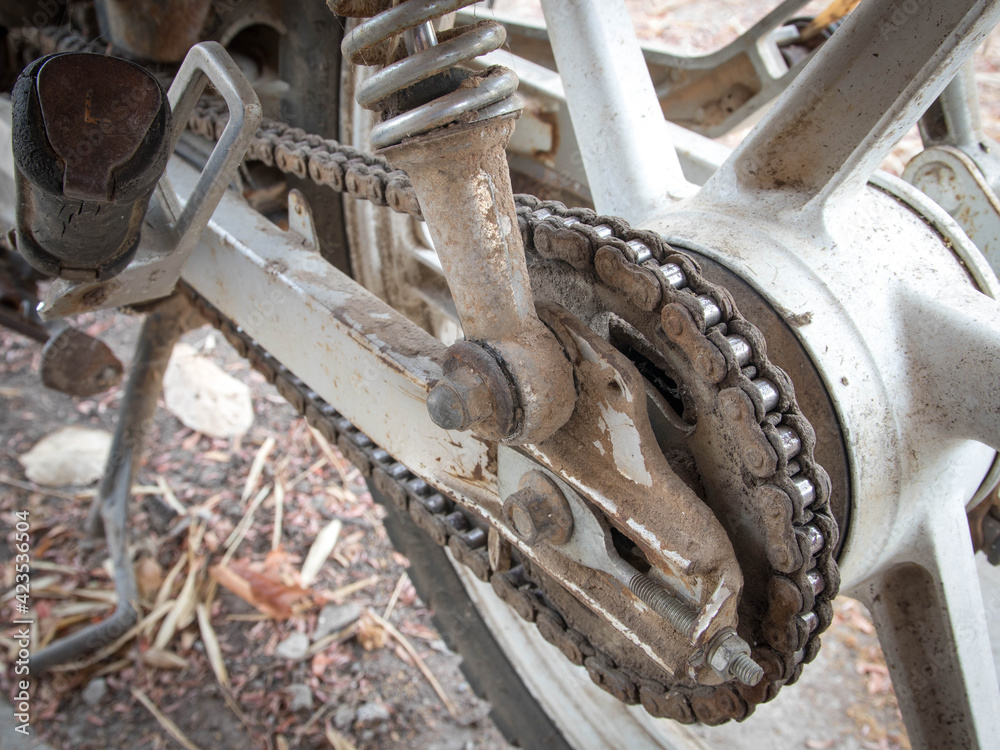Dirty Chain, of a 4-stroke motorcycle that is responsible for transmitting power from the engine. To the wheel, making the motorcycle drive forward. Dirty Chain, of a 4-stroke motorcycle that is responsible for transmitting power from the engine. To the wheel, making the motorcycle drive forward.
