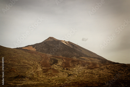 Pico del Teide  el conocido volc  n de la isla de Tenerife en las Islas Canarias  Espa  a. El paisaje des  rtico de la ladera por la que sube el telef  rico.