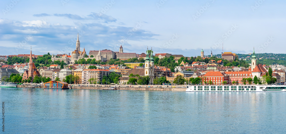 Fototapeta premium Buda side of Budapest with Fisherman Bastion and Danube river, Hungary