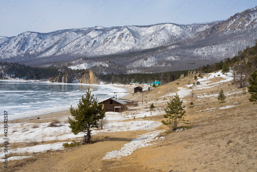 Obraz premium view of the frozen lake, mountains and trees