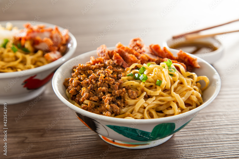 Kolo Mee is a Sarawak Malaysian dish of dry noodles tossed in a savoury pork and shallot mixture, topped off with fragrant fried onions. Stock Photo | Adobe Stock