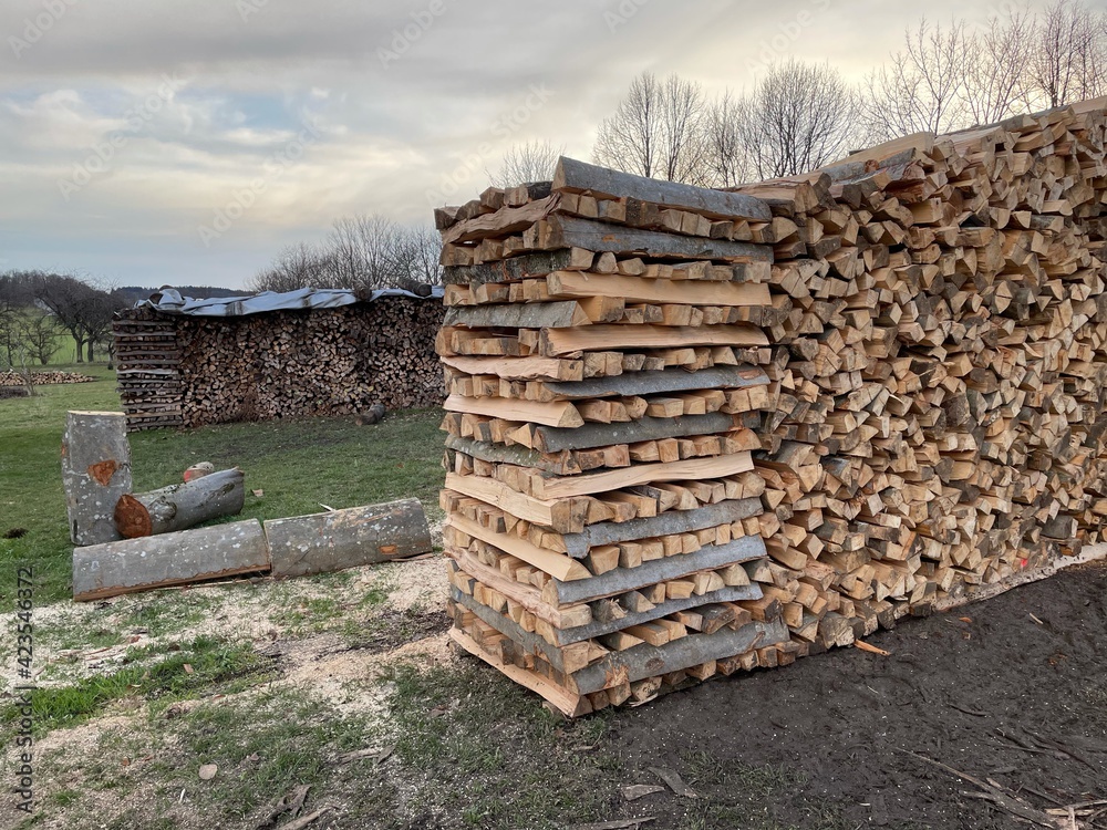 Im Dorf Ochsenwang auf der Schwäbischen Alb hat jemand Brennholz gemacht und es säuberlich aufgeschichtet Im Dorf Ochsenwang auf der Schwäbischen Alb hat jemand Brennholz gemacht und es säuberlich aufgeschichtet