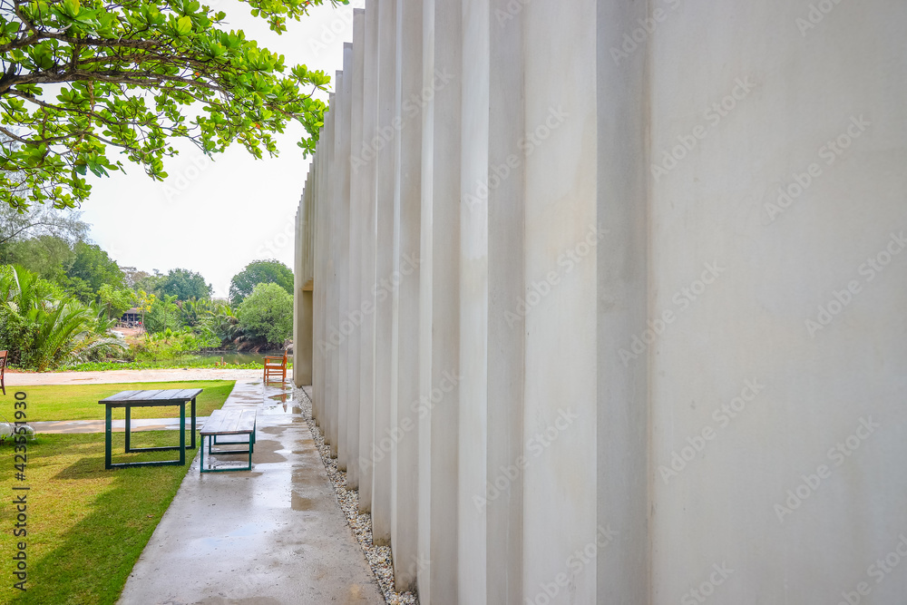 White concrete wall and green lawn
