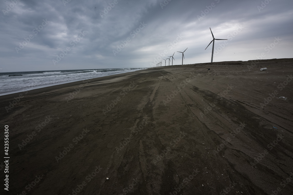 砂浜と風力発電所
