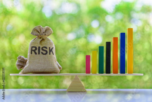 Obraz na plátně Financial leverage and risk management concept : Rising bar graph and risk bags
