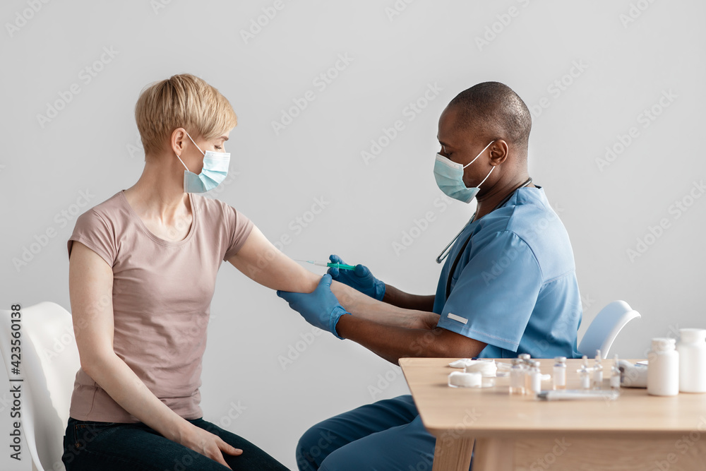 Obraz premium Immunization campaign, vaccine from flu, coronavirus, COVID-19