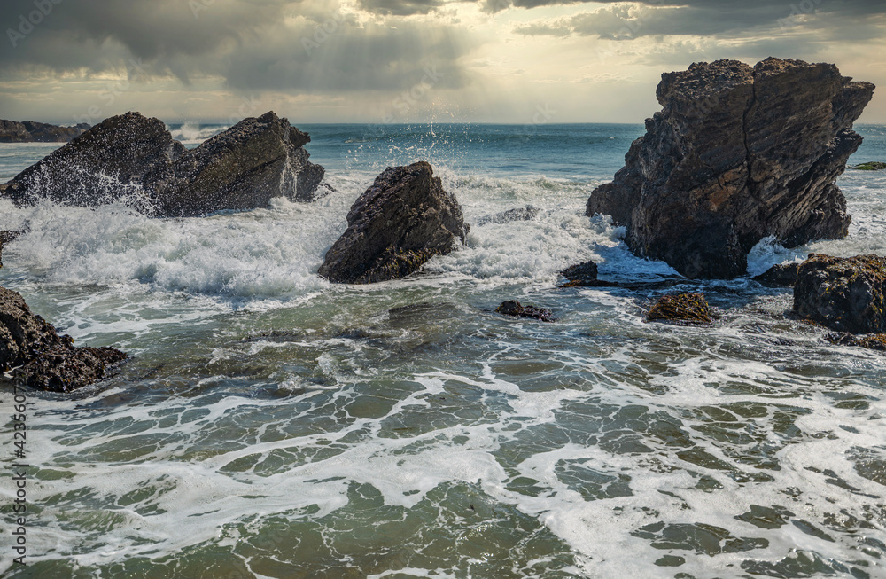 Obraz premium Beautiful seascape of the Pacific coast in California, waves, rocks, sky, sun. Concept, perfect postcard and guide.