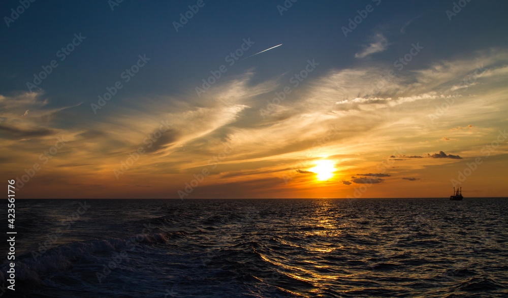 Obraz premium Sunset Over the Ocean