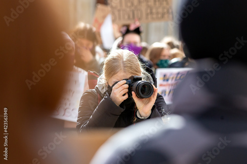 Foto A photographer holds a camera and takes pictures.