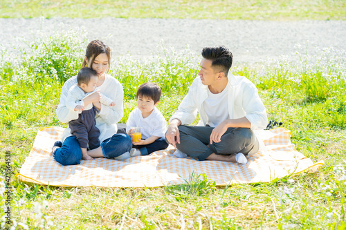 ピクニックを楽しむ親子 © maru54
