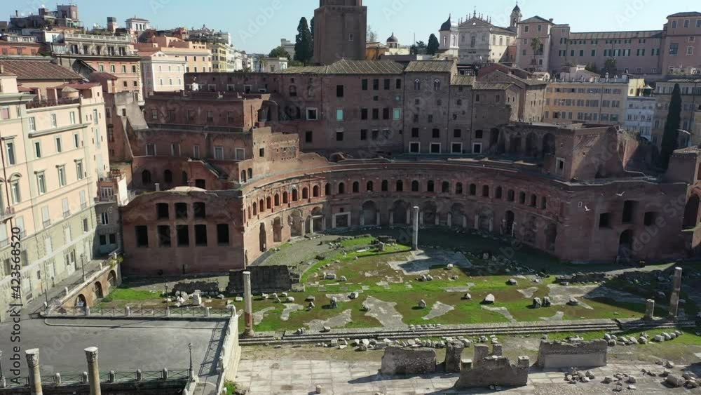 Mercato di Traiano e Fori Imperiali a Roma.
Vista panoramica aerea delle rovine dei Fori Imperiali. Mercato di Traiano e Fori Imperiali a Roma.
Vista panoramica aerea delle rovine dei Fori Imperiali.