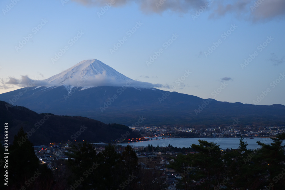 キャンプ場から見る河口湖と富士山