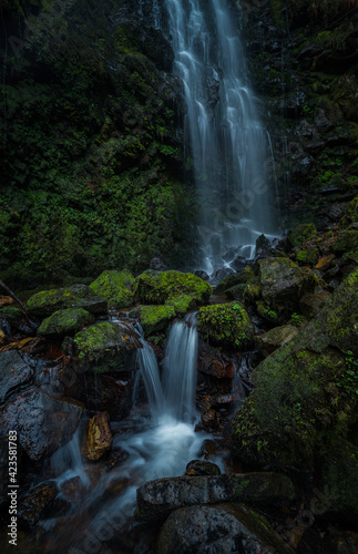 escena de una cascada en un rincón del bosque de Belaustegi . Basque Country 