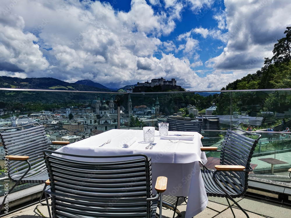 Gedeckter Tisch über der Altstadt von Salzburg
