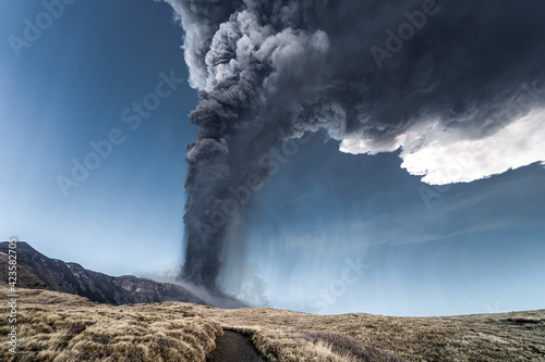Vászonkép Incredible and frightening eruptive event of the Etna volcano, huge column of smoke in the sky
