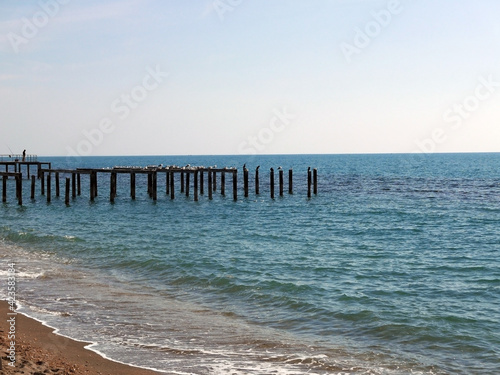 vista del mare con pontile in una giornata serena