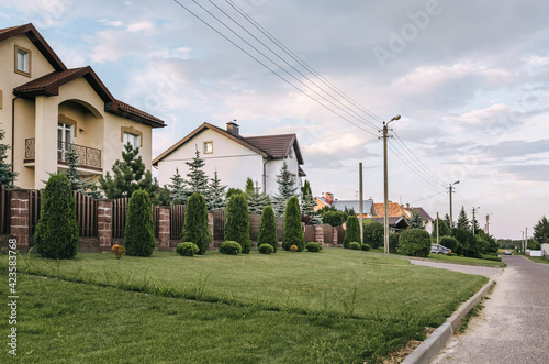 Φωτογραφία Street with private country houses
