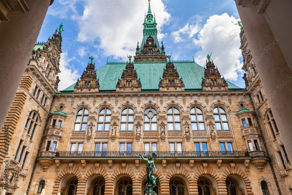 Fototapeta premium View of the Town Hall (Rathaus) from the courtyard, Hamburg, Germany