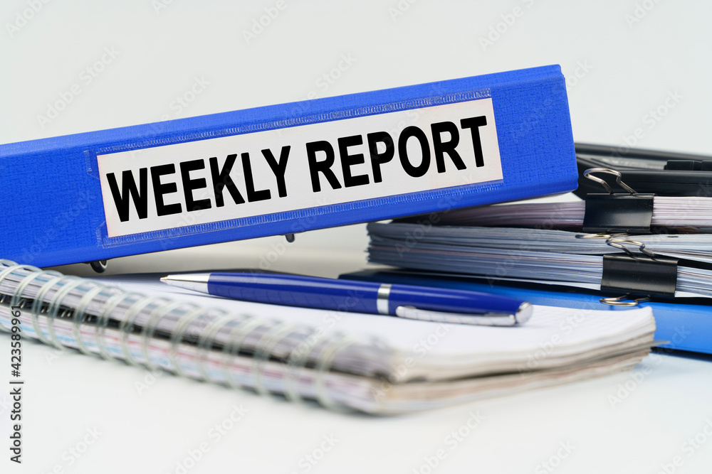 Naklejka premium On the table are a notebook, a pen, documents and a folder with the inscription - WEEKLY REPORT