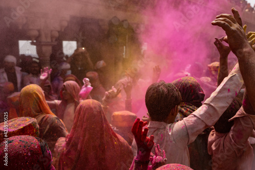 Fotografie People Playing with colors in Nandgaon Holi