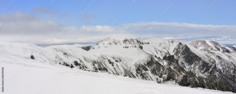 Panoramique Massif central sur tapis blanc à Super-Besse (63610 Besse et Saint Anastaise), département du Puy-de-Dôme en région Auvergne-Rhône-Alpes, France