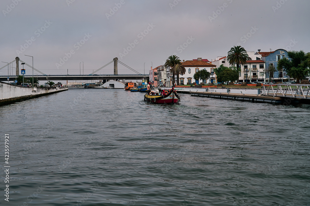 Obraz premium Traditional colorful boats in the canal of Aveiro