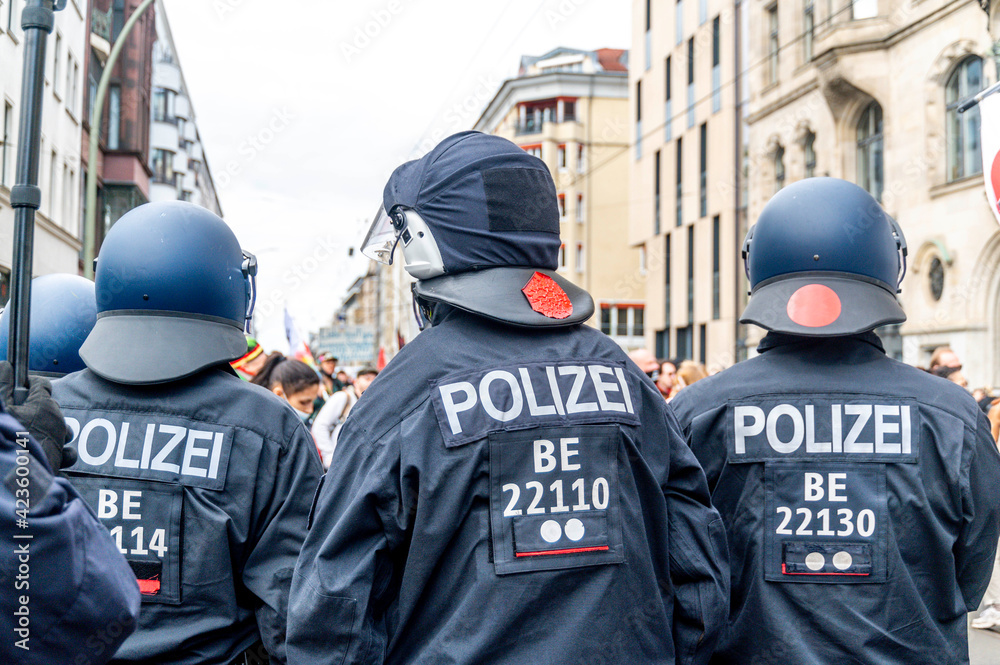 Corona Demonstranten in Berlin Wedding am 28.03.21. Die Polizei beendet die Coronademonstration in Berlin Wedding. Corona Demonstranten in Berlin Wedding am 28.03.21. Die Polizei beendet die Coronademonstration in Berlin Wedding.
