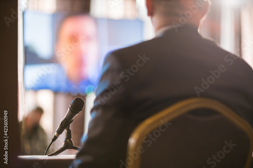 Fotografie businessmen having a discussion via videolink