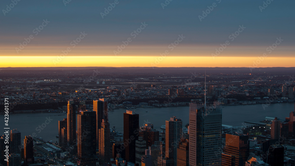 Fototapeta premium city skyline at sunset