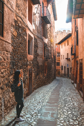 Joven turista disfrutando por las calles de Albarrac  n  Teruel - Espa  a   una localidad medieval con mucha historia. Young tourist enjoying the streets of Albarrac  n  Teruel - Spain   a medieval town 