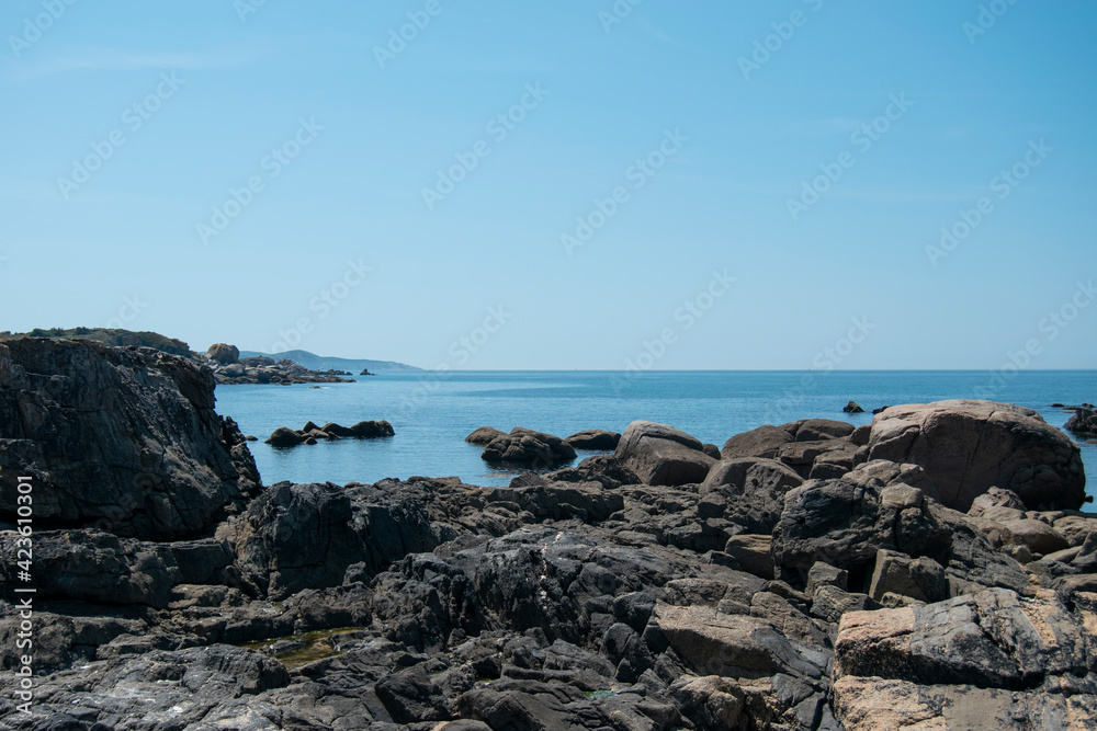 Playa de rocas con el mar de fondo