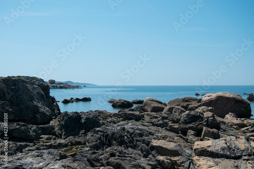 Playa de rocas con el mar de fondo © Marcos