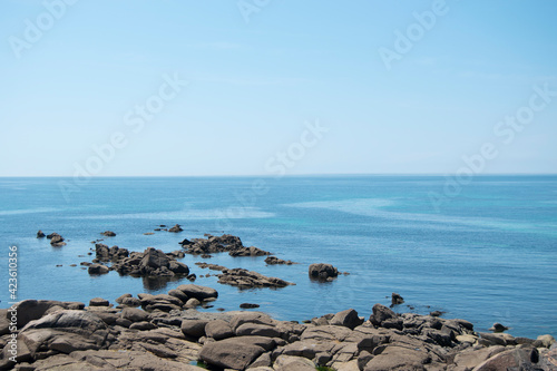 Playa de rocas con el mar de fondo