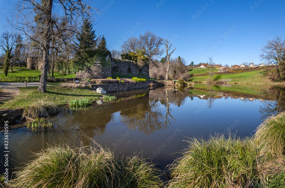 Saint Ybard (Corrèze, France) - Vue panoramique des ruines du château de Garaboeuf au bord de l'étang