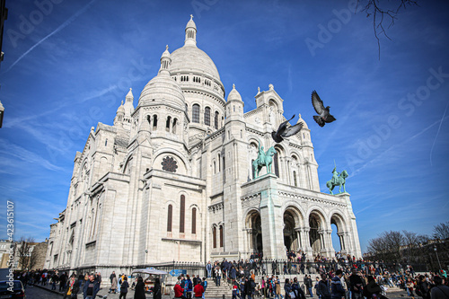 The Sacré-Coeur is one of the most important churches in Paris, visited by millions every year. The building is perched on a hill in the Montmartre district and, according to the National Tourism © Reza