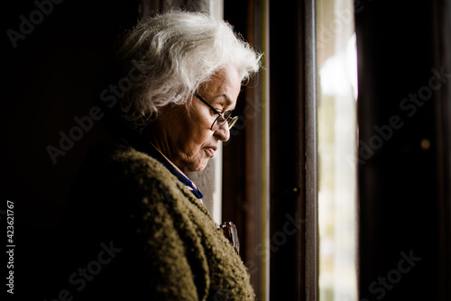 Mulher idosa sozinha