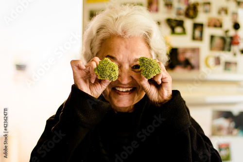 Mulher e brócolis