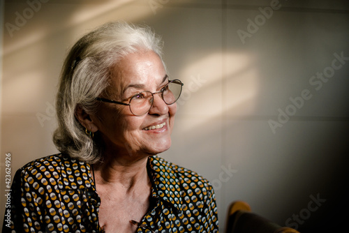 Mulher idosa no fim de tarde