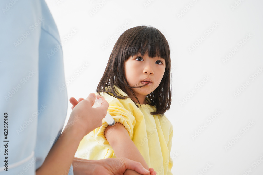 予防接種をする女の子 予防接種をする女の子