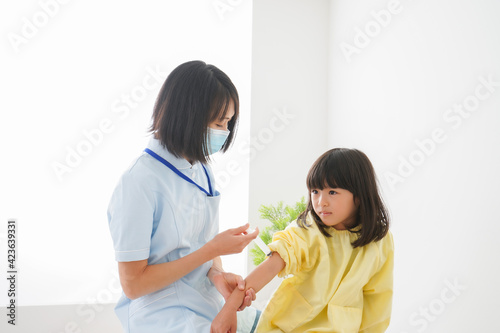 予防接種をする女の子
