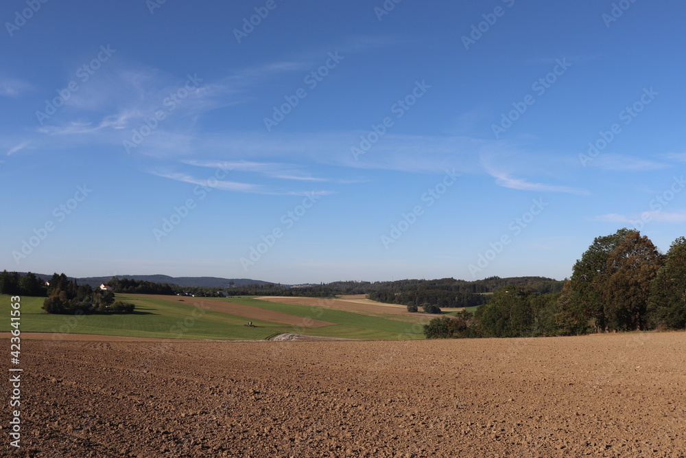 Landschaft mit Acker Himmel blau weite Landwirtschaft gepflügt Landschaft mit Acker Himmel blau weite Landwirtschaft gepflügt