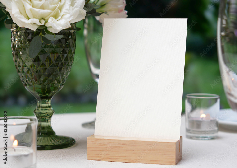 Với không gian trống giả lập và thẻ trắng, bạn có thể dễ dàng đưa ra những thông điệp yêu thương và sang trọng. Đây là lựa chọn tuyệt vời cho bất kỳ dịp đặc biệt nào, từ lời chúc mừng cho tiệc cưới cho đến số bàn. 