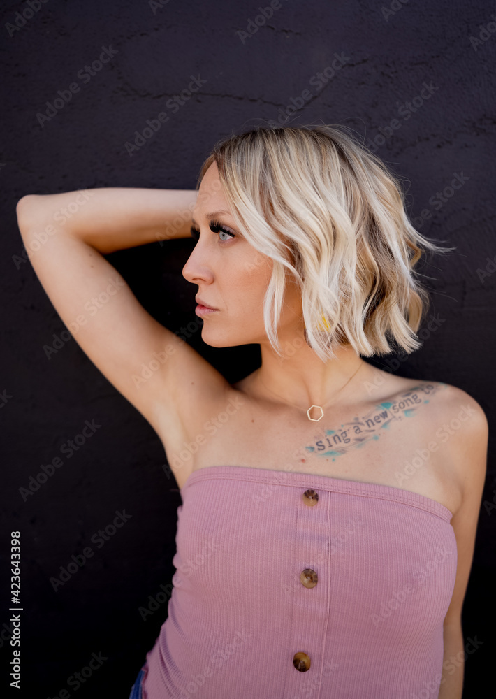 Fototapeta premium blonde woman posing on the street
