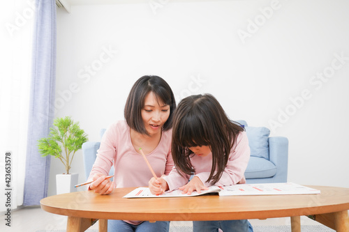 お家でお勉強をする女の子とお母さん © maroke