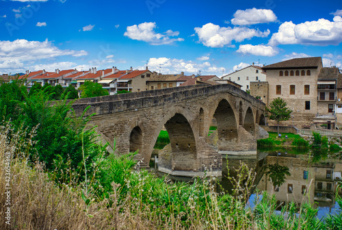 Obraz na płótnie The Camino de Santiago as it passes through Puente la Reina, Navarra w salonie