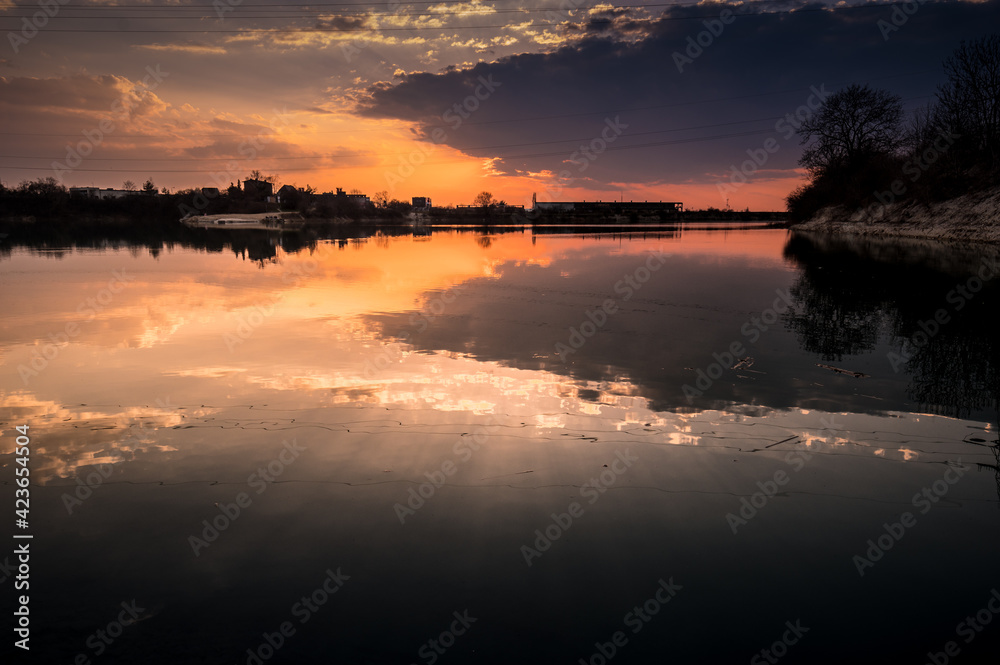 Fototapeta premium zachód słońca nad stawem miejskim w Opolu